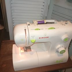 Singer Esteem II Sewing Machine With Pedal