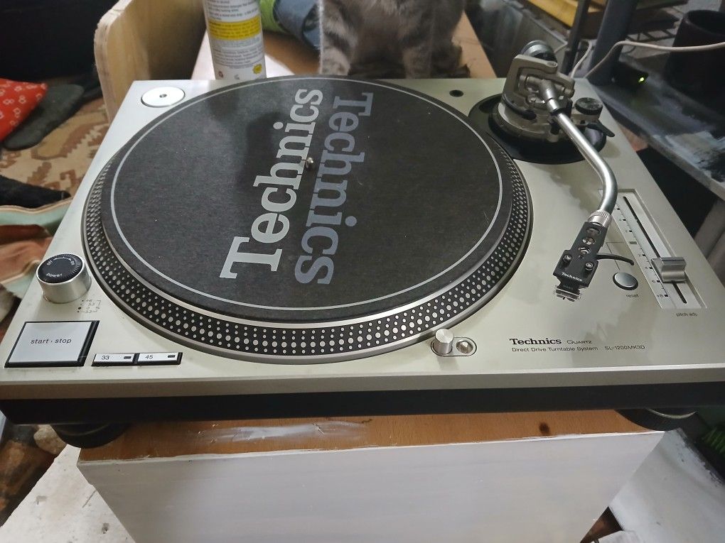 Technics SL 1200MK3D Turntable – Excellent Condition w/ Needle