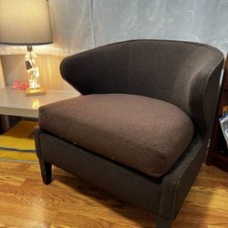 Plush Brown Accent Chairs – Clean & Cozy