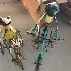 Metal Frog Plant Holder 