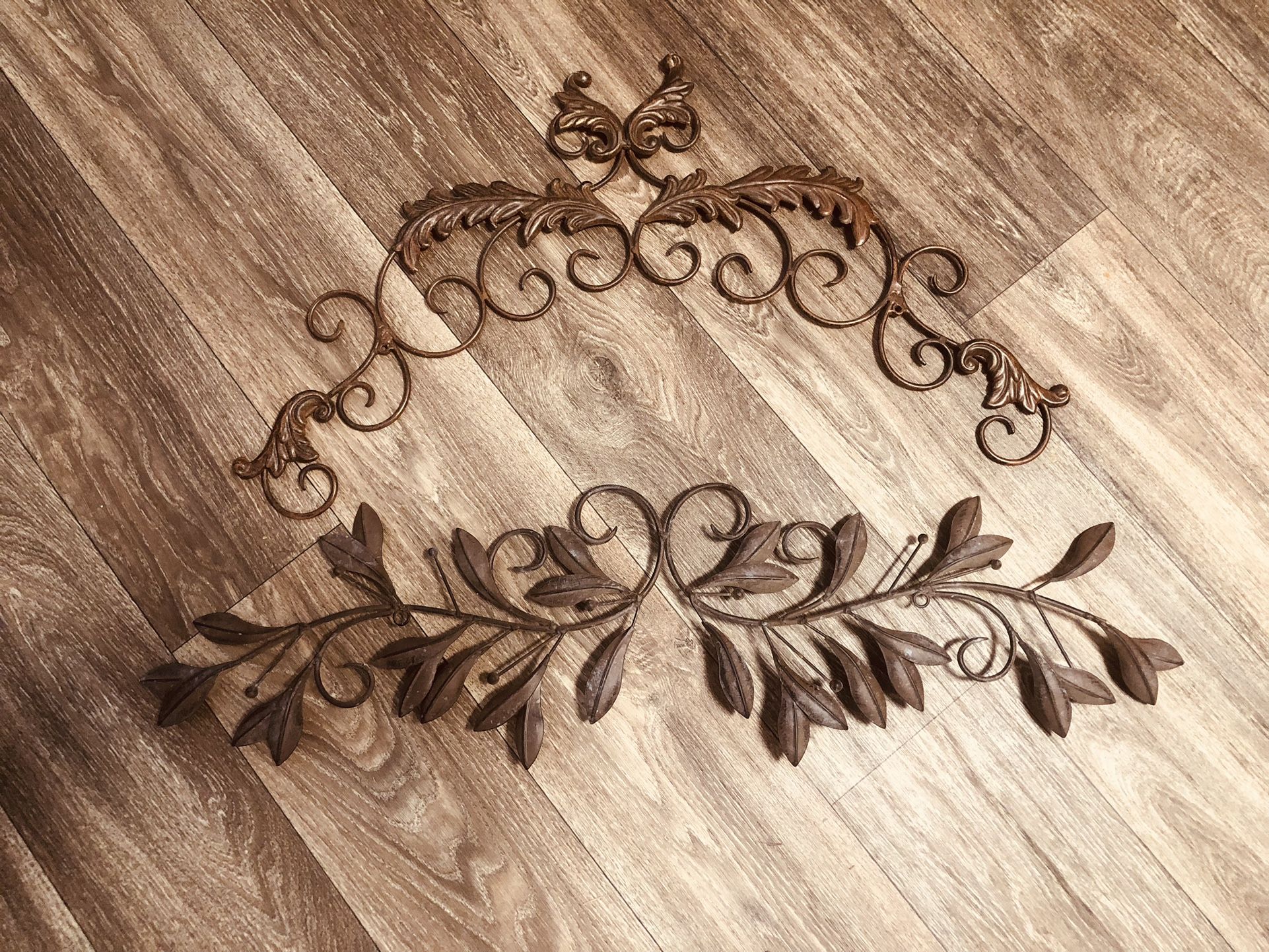 IRON DECOR INDOOR/OUTDOOR ONLY $5