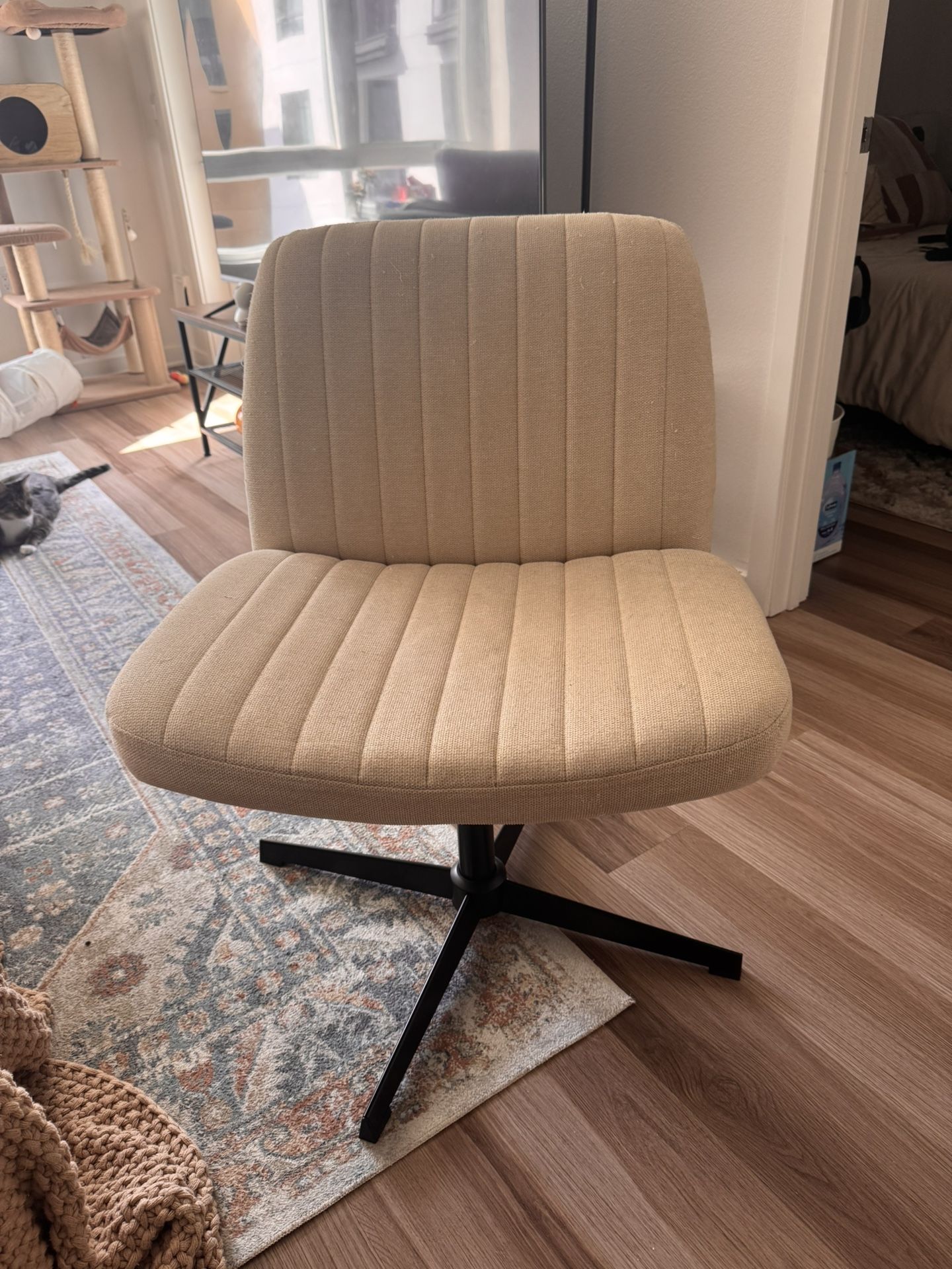 Wide Aesthetic Desk Chair