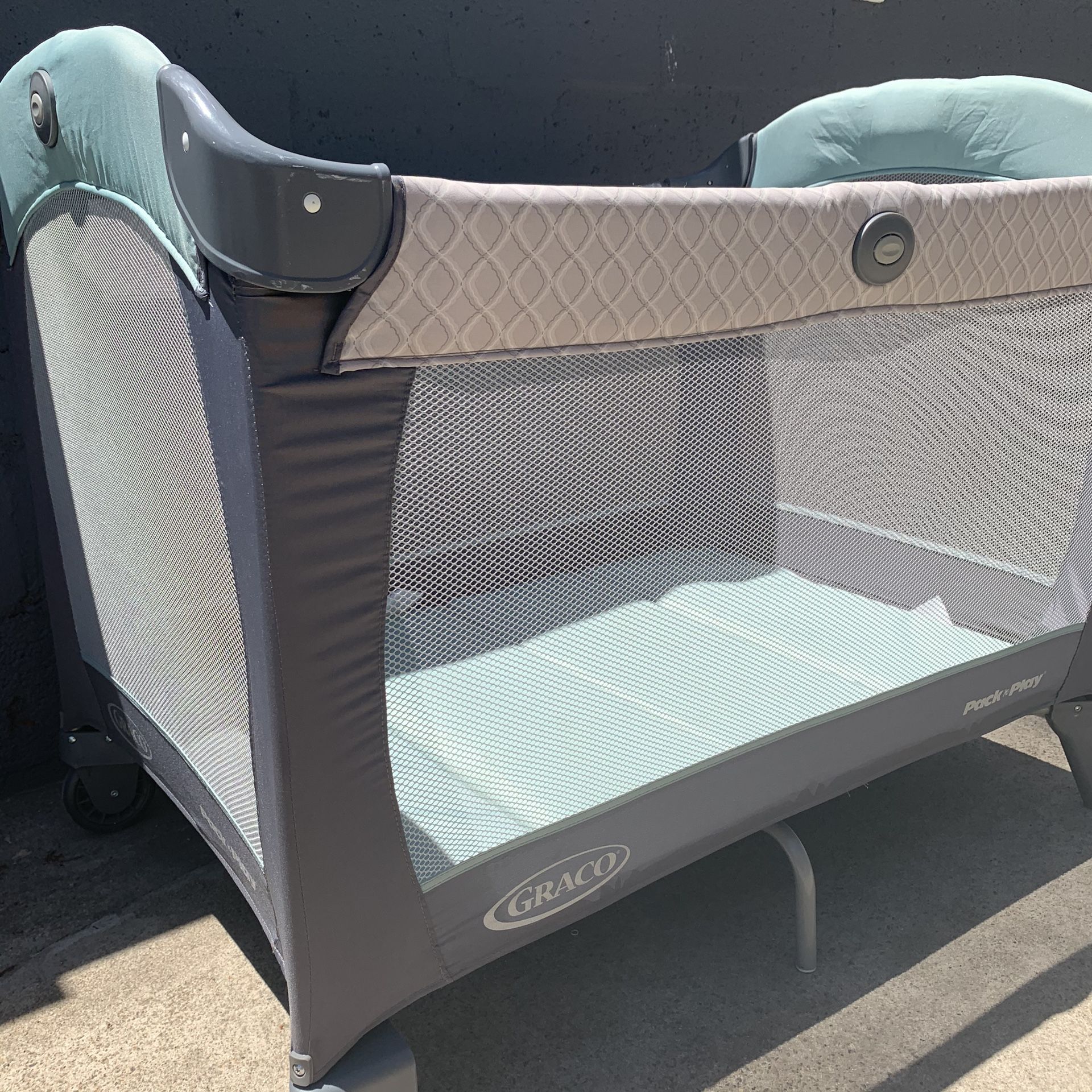 Graco pack n play + unused bassinet and changer