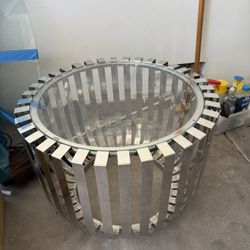 Very beautiful round coffee table $ 50