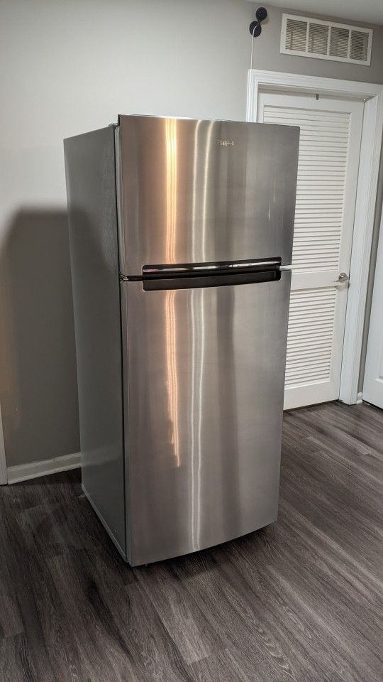 Like New Whirlpool Refrigerator Stainless Steel Model WRT518SZFM00