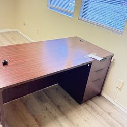72” Executive Mahogany Office Desk with Locking Right Pedestal – Good Condition