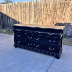 Mueble 68”W x 20”D x 35”H