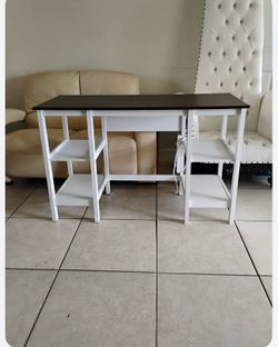 Mesa de escritorio con conexión