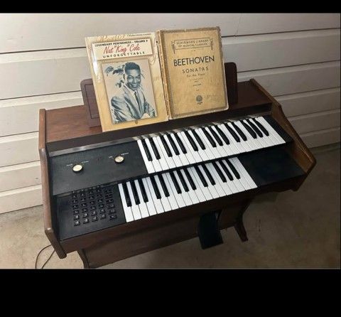 Vintage Sears Silvertone (organ/keyboard)