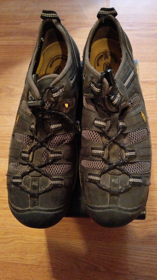 KEEN - low top, elastic laced steel toe shoes