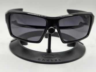 Iconic Oakley Eyepatch 2 sunglasses with beautiful perfect black polarized lenses