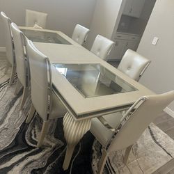 Beautiful dining table with 8 chairs