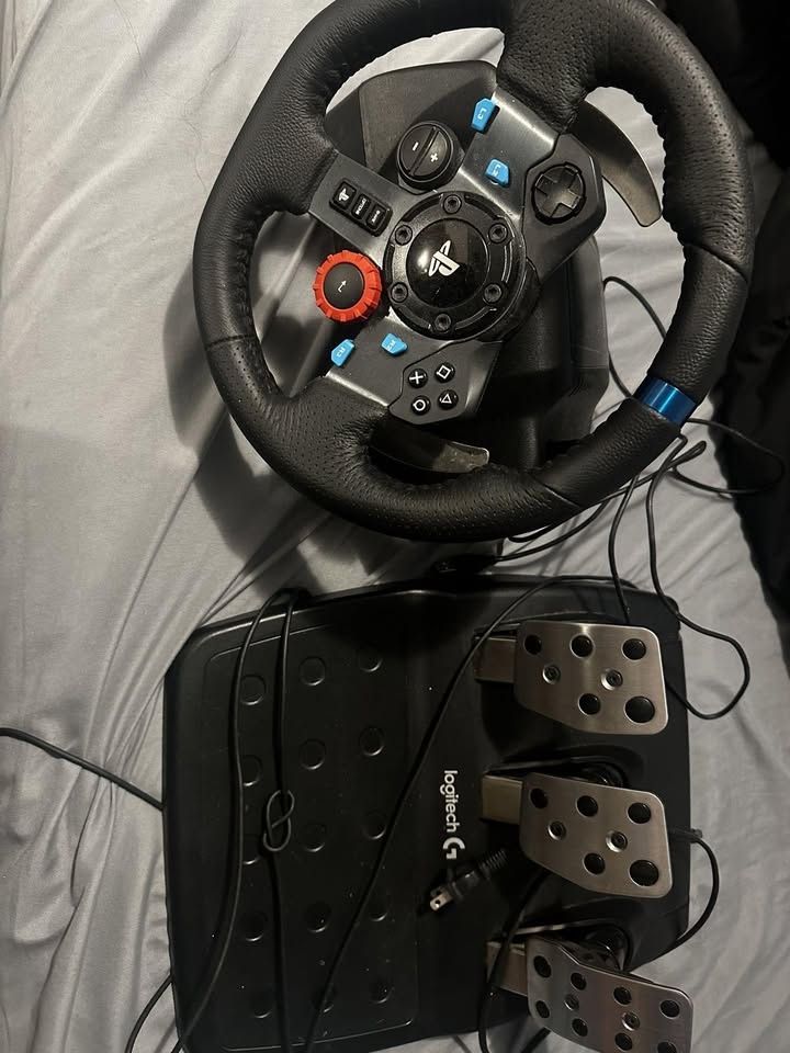 Logitech G29 Driving Force Racing Wheel and Floor Pedals