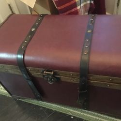 Steamer Trunk. Lined. Leather Straps 