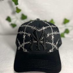 🧢 Gorra 77 Hats estilo púas