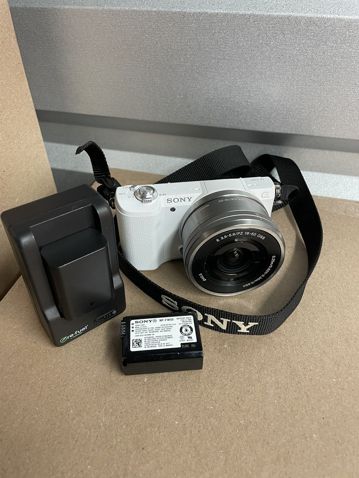 Sony - Alpha a5100 Mirrorless Camera with 16-50mm Retractable Lens - White