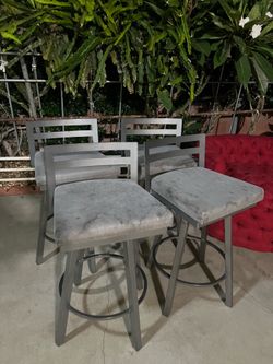 Set of 4 spinning bar stools