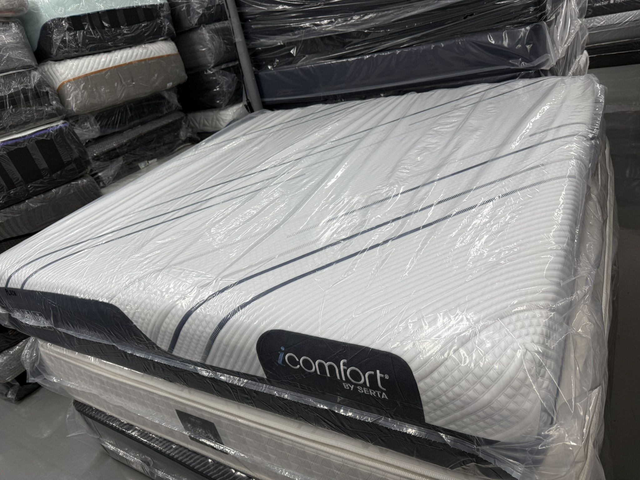 KING SIZE SERTA ICOMFORT HYBRID MATTRESS & BOX SPRINGS BED SET