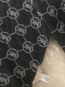 Michael Kors scarf perfect condition pick up only !! You could used 2 views ....