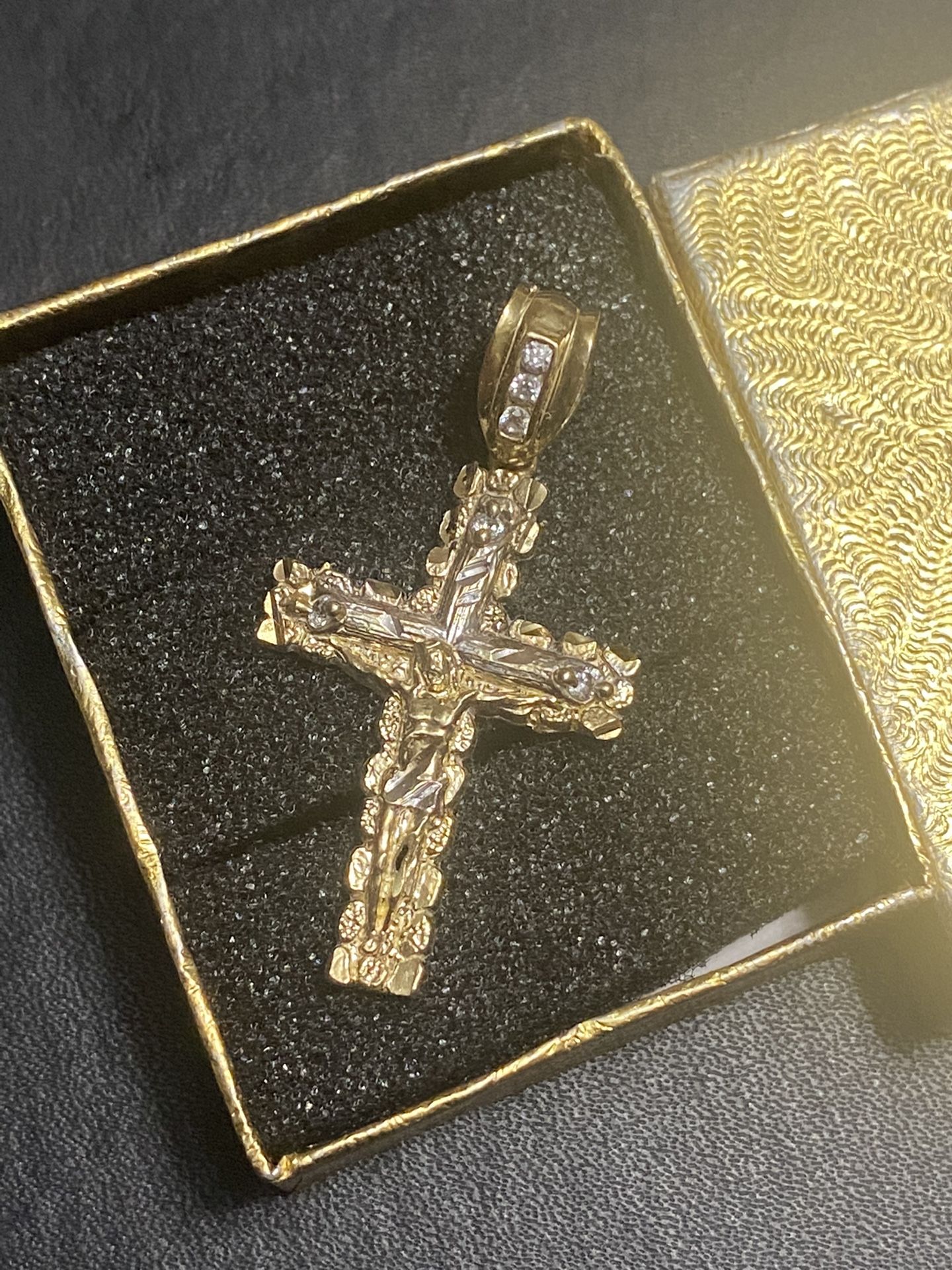 New 10 karat gold crucifix