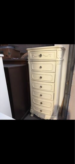❤️BEAUTIFUL TALL CHEST FRENCH PROVINCIAL/7 DRAWER 24” x 17” x 56”❤️
