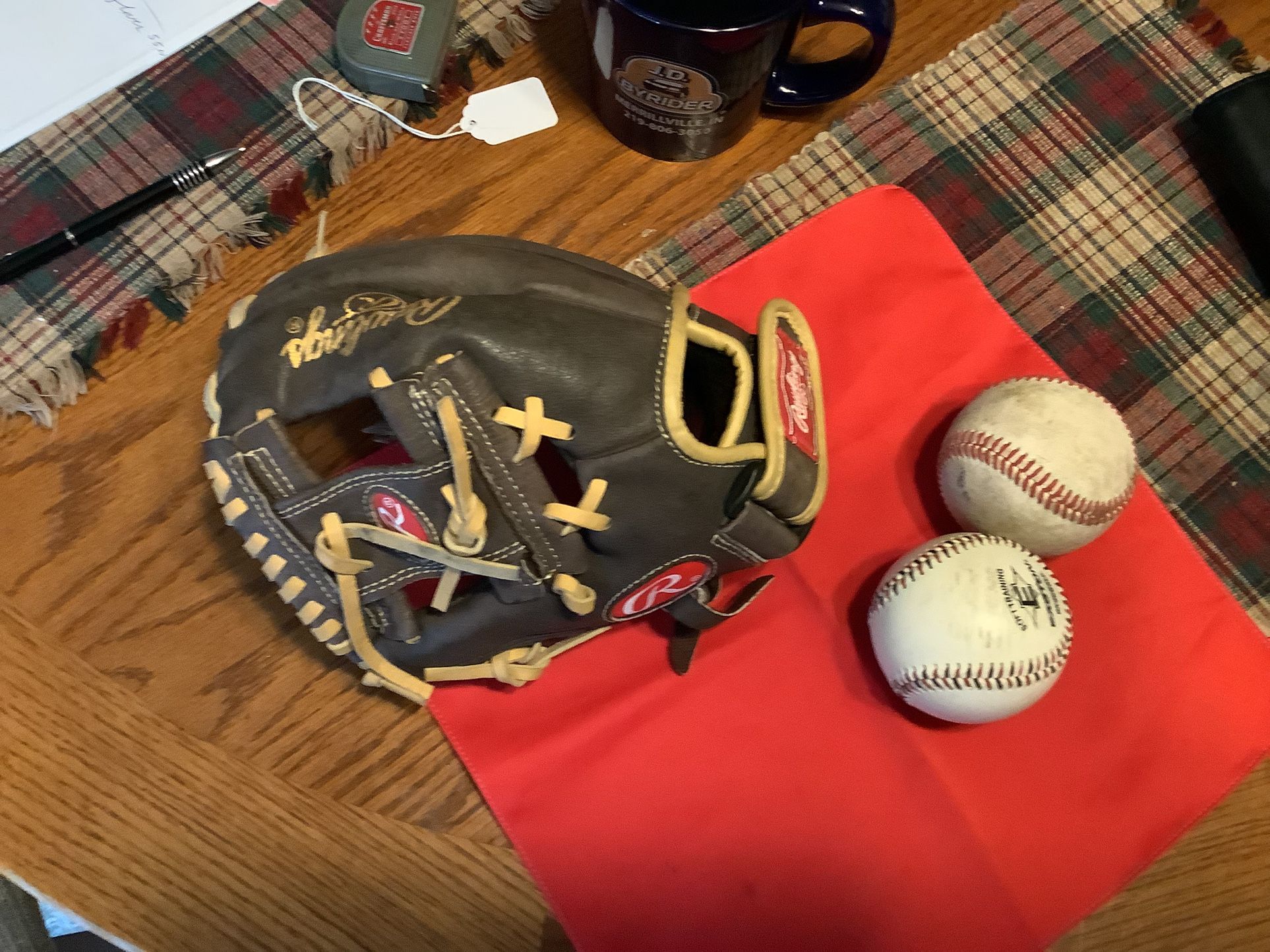 Rawlings left handed baseball glove (catch with right throw with left) 10.5” like new with 2-baseballs Plainfield, Illinois