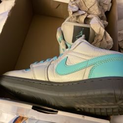 Women’s Air Jordons 1 low SE size 7