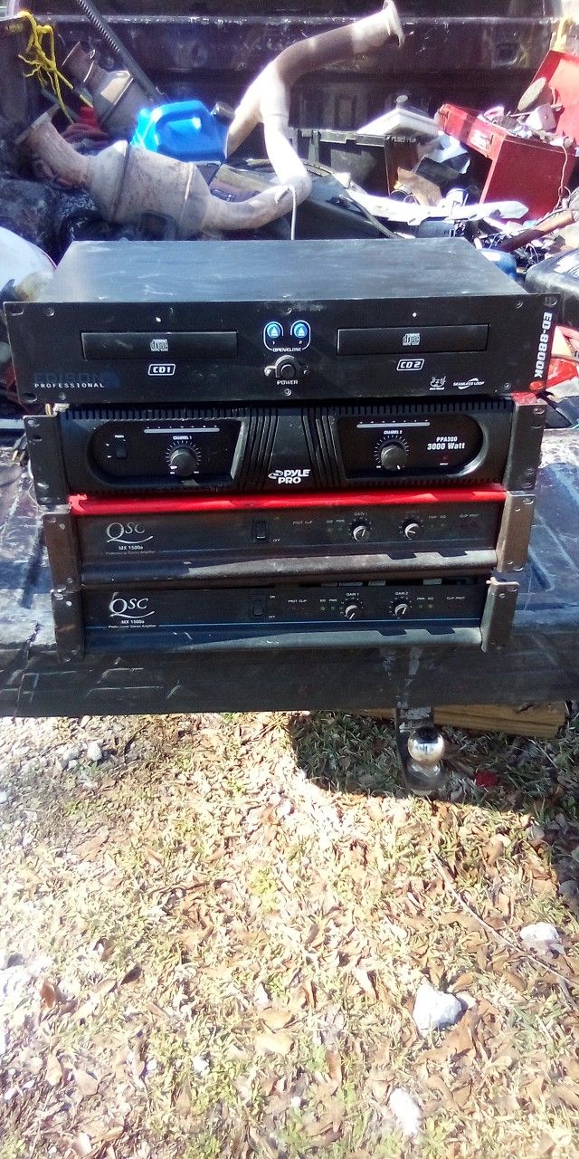 2 qsc 1500a amplifiers 1 Pyle 300 watt amp dual CD player