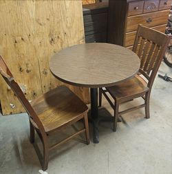 Table  w/2 chairs