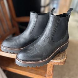 Chelsea Boots (Women’s)