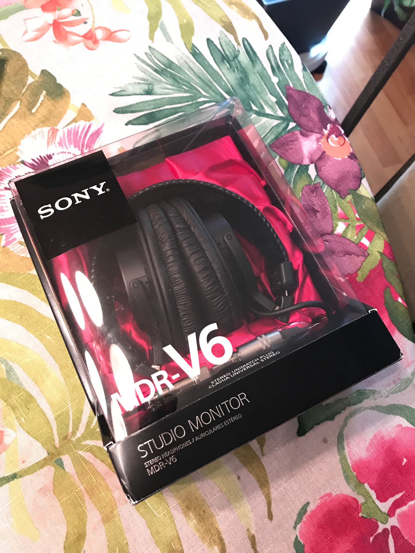 Sony MDR-V6 Studio Headphones BRAND NEW