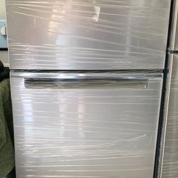 Whirlpool Top Freezer Refrigerator New 