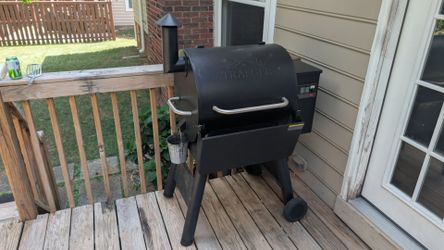 Traeger 575 Pro Wi-Fi Pellet Smoker