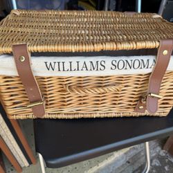 Williams Sonoma Lined Latching Wicker Picnic Basket 