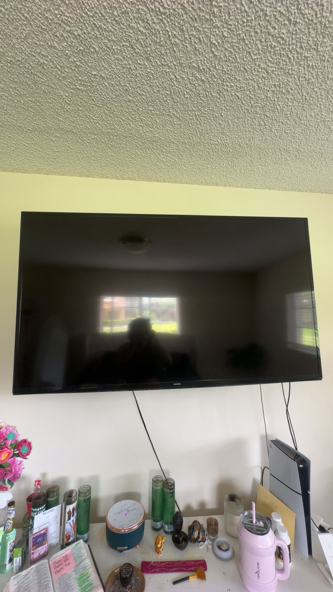 2 Smart TVs