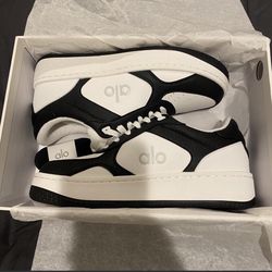 Alo recovery mode sneakers color black and white in size 7.5