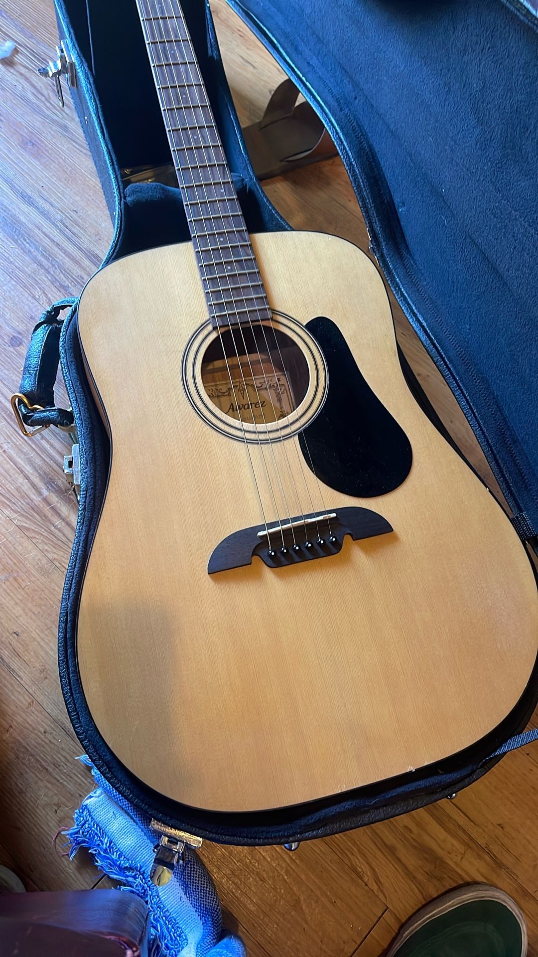 Alverez Beginner Guitar
