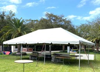 White Expandable cover  20x30, Commercial Grade, excellent Conditions