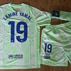 2024 barcelona third green kit set LAMINE YAMAL #19 kids and adult sizes

Comes with jersey, short and socks 

Kids size:
6/8 years old #24
8/10  year