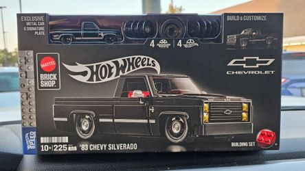 Hot Wheels Brick Shop '83 Chevy Silverado Building Set