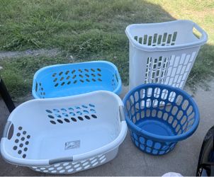 Se vende canastos de plástico para ropa usados en buenas condiciones