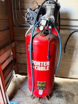compresor Porter-Cable vertical de 60 galones, 240 V, monofásico, de la familia CPLC7060V/C7510, con presión máxima alrededor de 135 PSI.