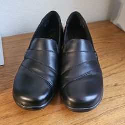 Clarks - Like New - May Marigold Slip-on Black Leather Loafers 9.5 Wide