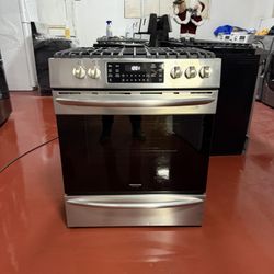 Frigidaire 5-burner gas stove in perfect condition, working perfectly. Delivery and installation included, with a 3-month warranty.