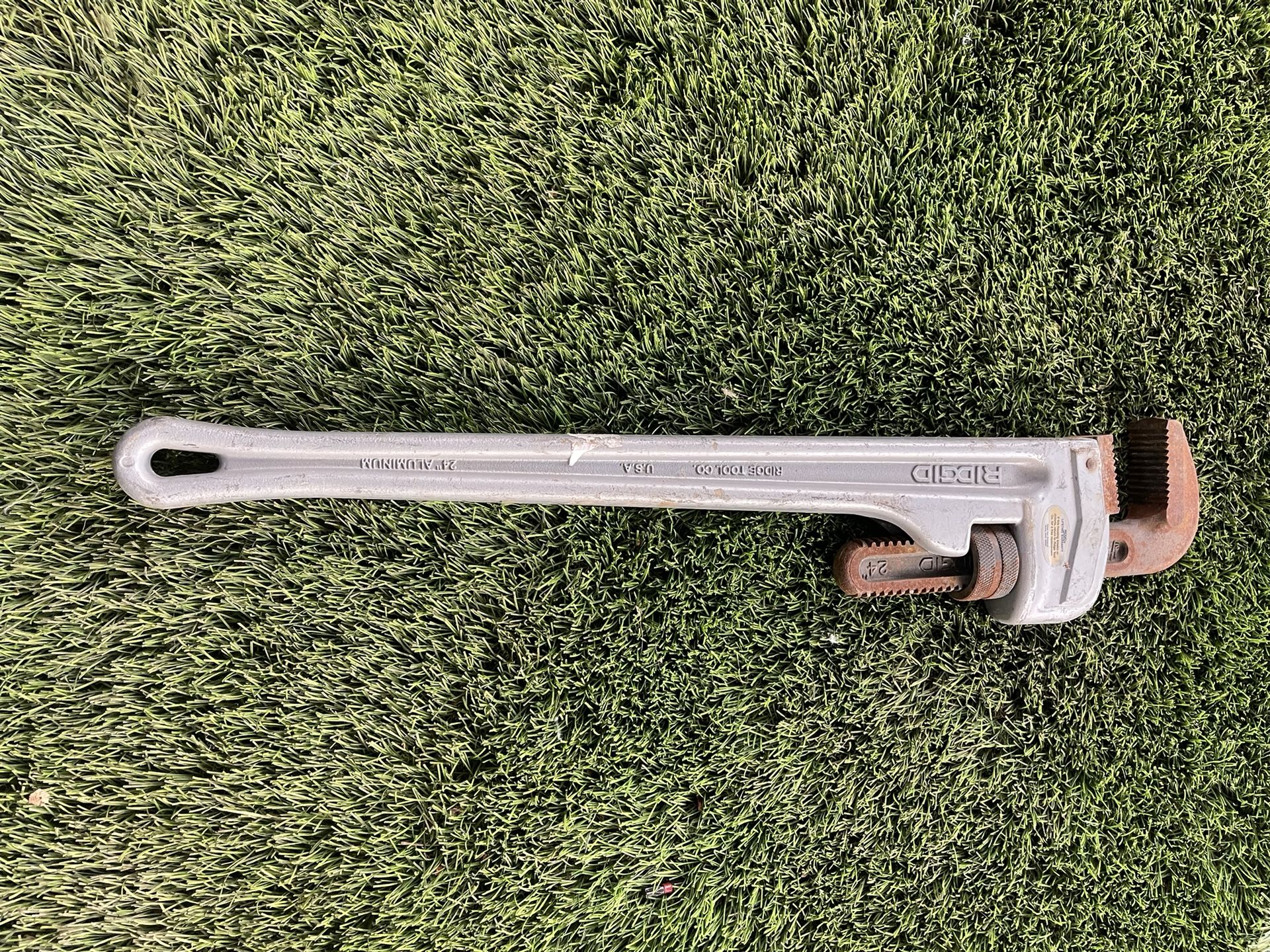 RIDGID 31105 Model 824 Aluminum Straight Pipe Wrench, 24-inch Plumbing Wrench, grey