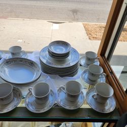 Diane by Fine China of Japan, 84 pieces
