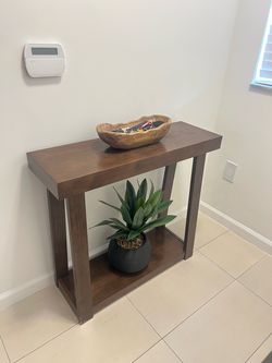 Entrance table