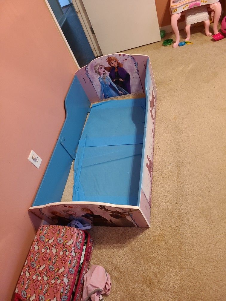 Delta Children Wood Toddler Bed - Greenguard Gold Certified, Disney Frozen II

$40 OBO
