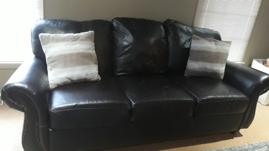 Good conditions leather sofa for sale