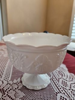 LARGE LIKE NEW VINTAGE INDIANA MILK GLASS COMPOTE